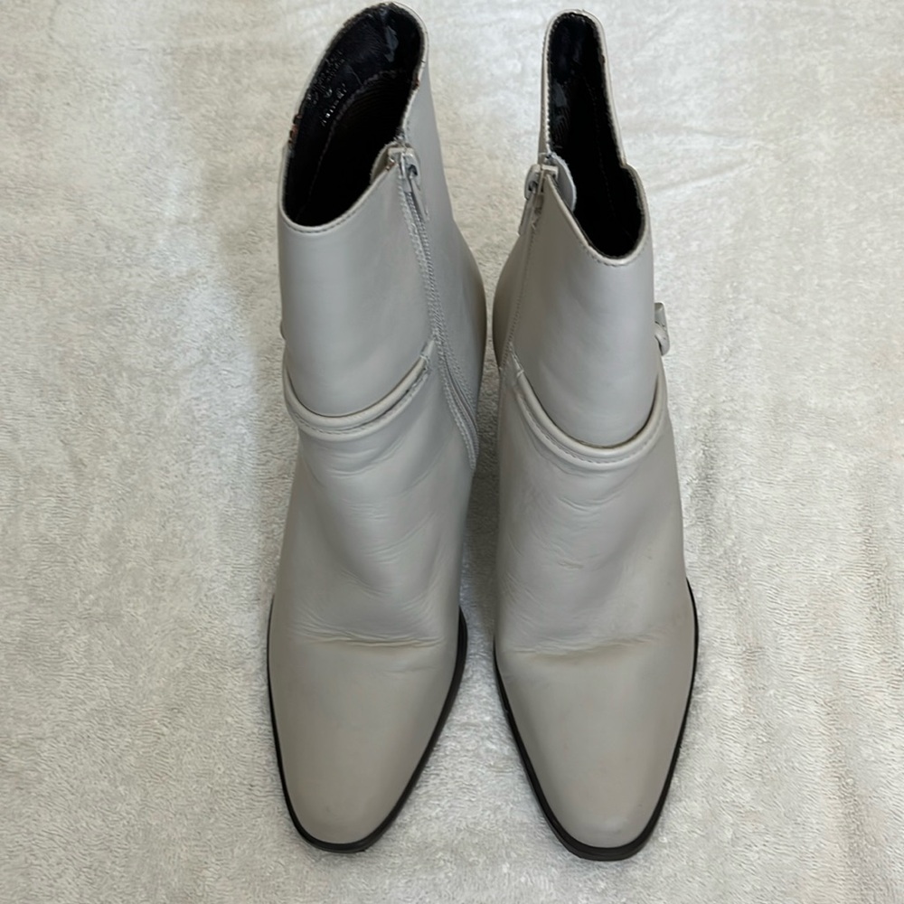 Markon Ashley off white leather boots Size 7 1/2 M